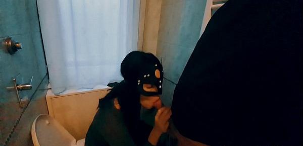  Si fa sbattere in bagno mentre il fidanzato si gode la festa in maschera